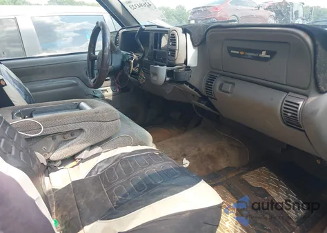 1998 Chevrolet C1500 Fleetside z USA, uszkodzony, nr VIN 2GCEC19R9W1111079